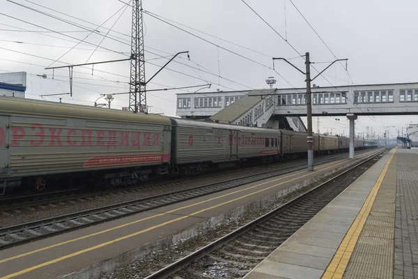 Vladimir, Rússia - novembro 11.2016. O trem chega à estação — Fotografia de Stock