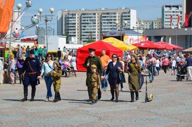 Zelenograd, Rusya Federasyonu - 09.2016 olabilir. Zafer Bayramı kutlamaları, İkinci Dünya Savaşı üniformalı insanlar