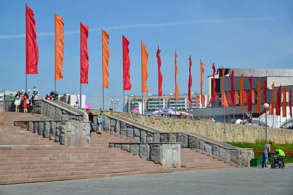 Zelenograd, รัสเซีย - พฤษภาคม 09.2016. สี่เหลี่ยมกลางตกแต่งด้วยธงของวันแห่งชัยชนะ — ภาพถ่ายสต็อก
