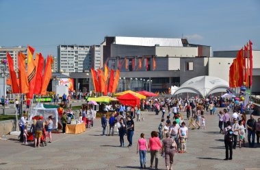 Zelenograd, Rusya Federasyonu - 09.2016 olabilir. Merkezi kare üzerinde Zafer Bayramı kutlama