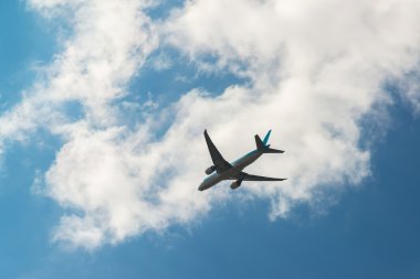 Uçak ile yaz gününde Mavi gökyüzü