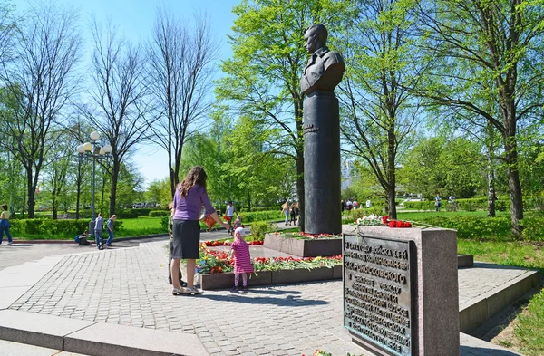 Zelenograd, 러시아-09.2016 수 있습니다. 엄마와 딸 승리 공원에서 원수 로코솝스키 기념비에서 꽃을 누워 — 스톡 사진
