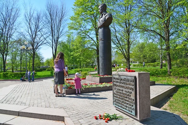 ゼレノグ ラード, ロシア連邦 - は、09.2016 可能性があります。ママと娘の元帥ロコソフ スキーは勝利公園内の記念碑に花を置くこと — ストック写真