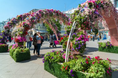 Moscow, Rusya Federasyonu-14.2016 olabilir. Süs çiçek sokak Festivali - Moskova bahar için kemerler