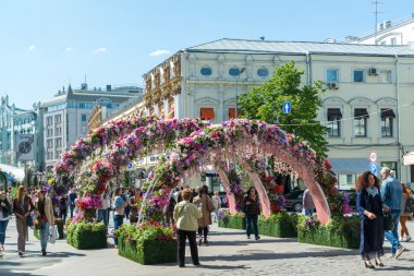 Moscow, Rusya Federasyonu-14.2016 olabilir. Süs çiçek sokak Festivali - Moskova bahar için kemerler