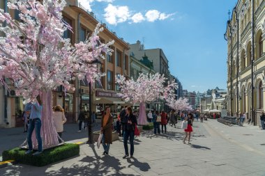 Moscow, Rusya Federasyonu-14.2016 olabilir. Tatil - Moskova bahar için Kuznetsky çoğu Caddesi'nin dekorasyon