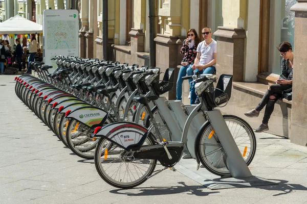Moscow, Russia -may 14.2016. Bicycle parking in street Kuznetsk bridge — Stock Photo, Image