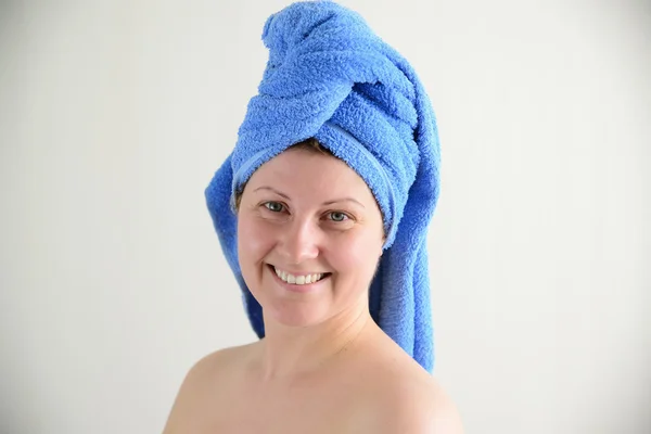 Mujer adulta después de la ducha con toalla en la cabeza —  Fotos de Stock