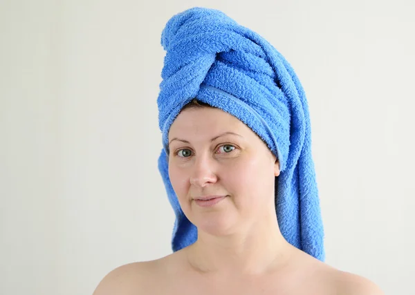Sonra duş kafasında havlu ile yetişkin kadın — Stok fotoğraf