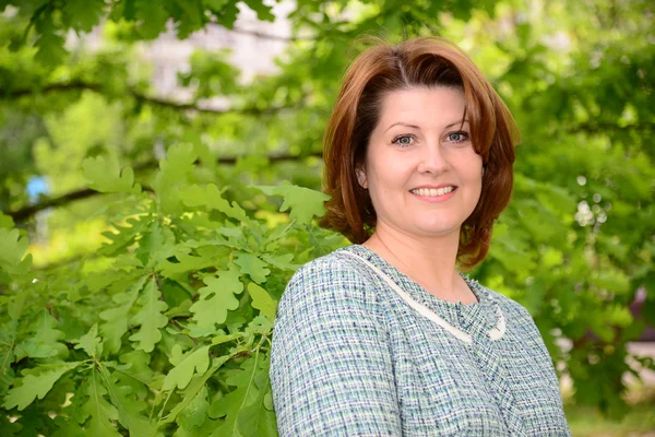 Portrait of Russian woman near oak — Stock Photo, Image