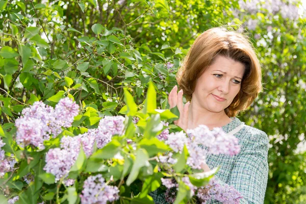 Žena trpí alergií o šeřík — Stock fotografie