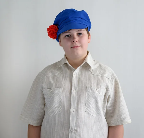 Retrato de adolescente aboy em boné nacional russo com cravos — Fotografia de Stock