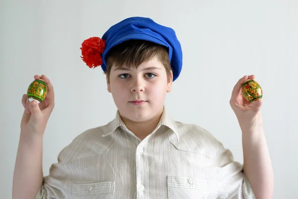 Boy in Russian national cap with cloves holding easter eggs — Stock Photo, Image