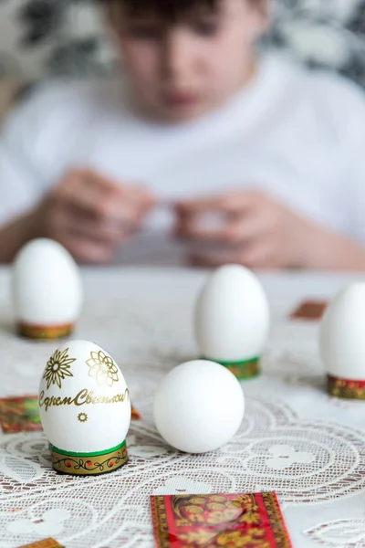 Niño decorar los huevos de Pascua con pegatinas — Foto de Stock