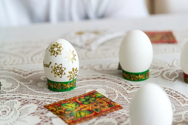 Huevos blancos de Pascua con estrellas doradas — Foto de Stock