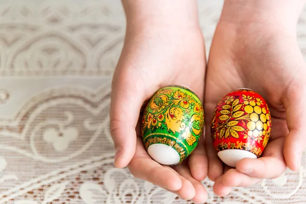 Los huevos de Pascua en las manos de los niños — Foto de Stock