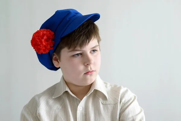 Aboy genç Rus ulusal Cap karanfil ile portresi — Stok fotoğraf