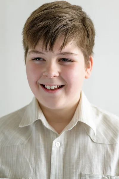 Retrato de un adolescente sonriente con una camisa brillante — Foto de Stock