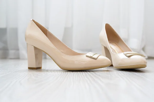 Belle scarpe da donna beige sul pavimento — Foto Stock