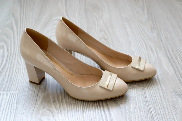 Beautiful beige women shoes on the floor — Stock Photo, Image