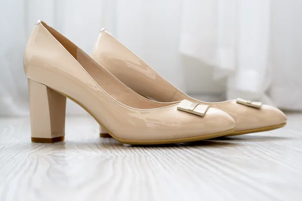 Belles chaussures beige pour femmes sur le sol — Photo