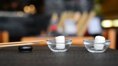 Canlandırıcı peçete ve Japon restoranında yemek çubukları