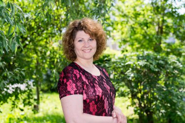 Yaz Park kıvırcık kadın portre