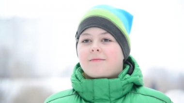 12 çocuk dışarıda kışın