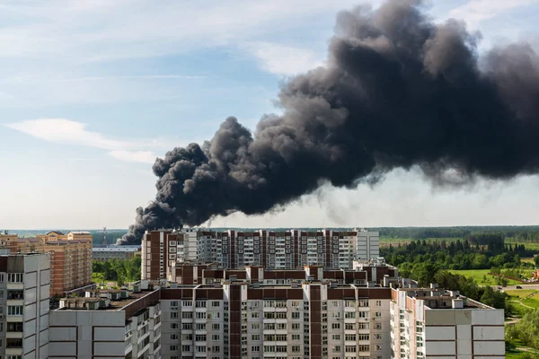 Fumaça negra de um grande incêndio em Moscou, Rússia — Fotografia de Stock