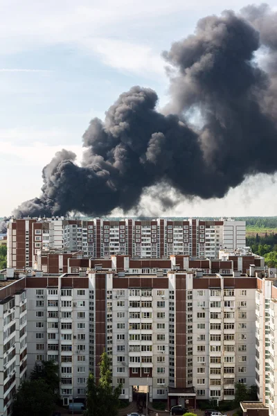 Fumo nero da un grande incendio a Mosca, Russia — Foto Stock