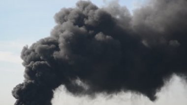 çok fazla siyah ateşten duman