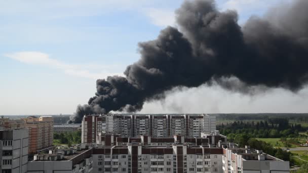 Μαύρος καπνός από μία μεγάλη πυρκαγιά στη Μόσχα, Ρωσία — Αρχείο Βίντεο