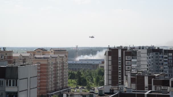 Zelenograd, Russie - 31 mai 2016. Éteindre l'incendie par hélicoptère — Video