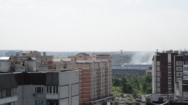 Zelenograd, Rusia - 31 de mayo de 2016. Apagando el fuego en helicóptero — Vídeos de Stock