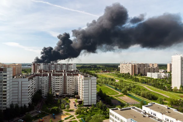 モスクワ、ロシアの主要な火から黒煙 — ストック写真