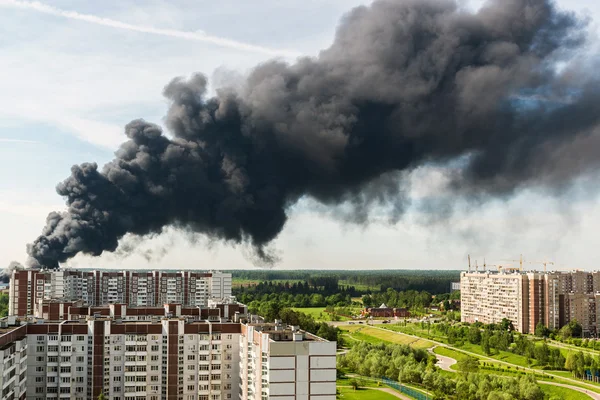 Fumaça negra de um grande incêndio em Moscou, Rússia — Fotografia de Stock