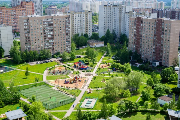 Вид сверху на спальную зону с детской площадкой в Москве, Россия — стоковое фото