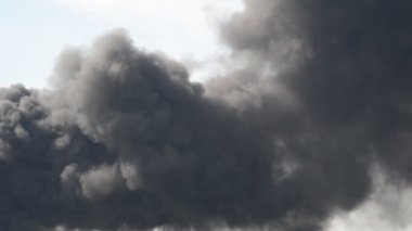 çok fazla siyah ateşten duman