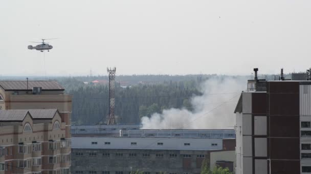 Zelenograd, russland - 31.Mai 2016. löschen des brandes mit dem hubschrauber — Stockvideo