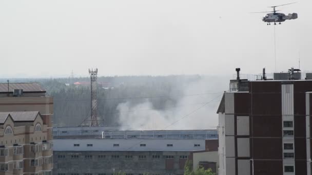 Zelenograd, Russia - May 31.2016. Extinguishing the fire by helicopter — Stock Video