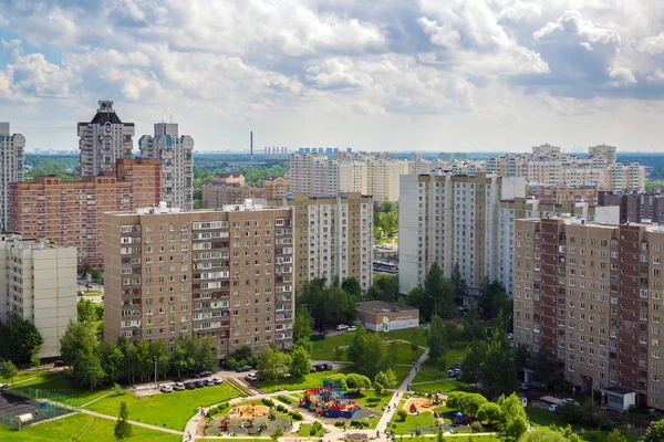 Vista superior de la zona de dormitorio con parque infantil en Moscú, Rusia — Foto de Stock