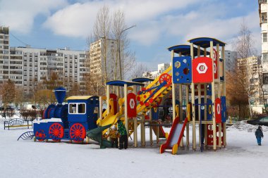 Moskova, Moskova - Şubat 20.2016. Çok öykülü bir apartman avlusu yapısında Bahçesi