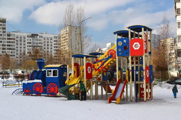 Moscú, Moscú - Febrero 20.2016. Estructura del parque infantil en el patio de un edificio de apartamentos de varios pisos — Foto de Stock