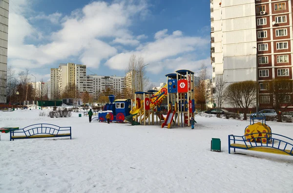 Moscou, Moscou - 20 de fevereiro de 2016. Estrutura do parque infantil no pátio de um prédio de apartamentos de vários andares — Fotografia de Stock