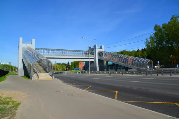 Zelenograd, Russia - May 09, 2016. above ground pedestrian crossing in Sunny alley — Stock Photo, Image