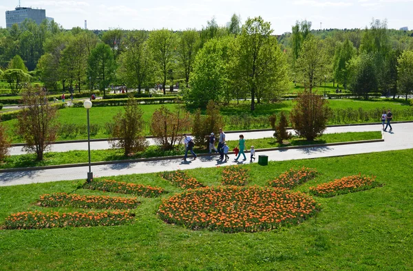 Zelenograd, Rusia - Mayo 09.2016. La gente camina en el Parque de la Victoria en primavera — Foto de Stock
