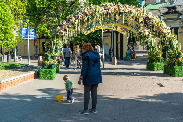 Moscow, Rusya Federasyonu-14.2016 olabilir. Süs çiçek Festivali - Moskova bahar için sokaklarda kemerler