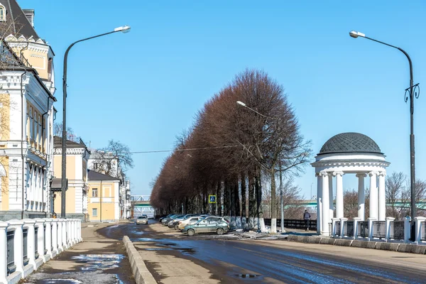 Rusko, Jaroslavl duben 07.2016. Volzhskaya násep a most Romanovců — Stock fotografie