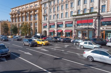 Moskova, Rusya - Ekim 02.2016 şehir merkezindeki Mokhovaya Caddesi üzerinde araçların hareket