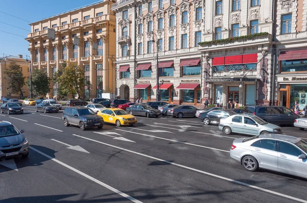 Moscou, Rússia - Outubro 02.2016 O movimento de carros na rua Mokhovaya no centro da cidade — Fotografia de Stock